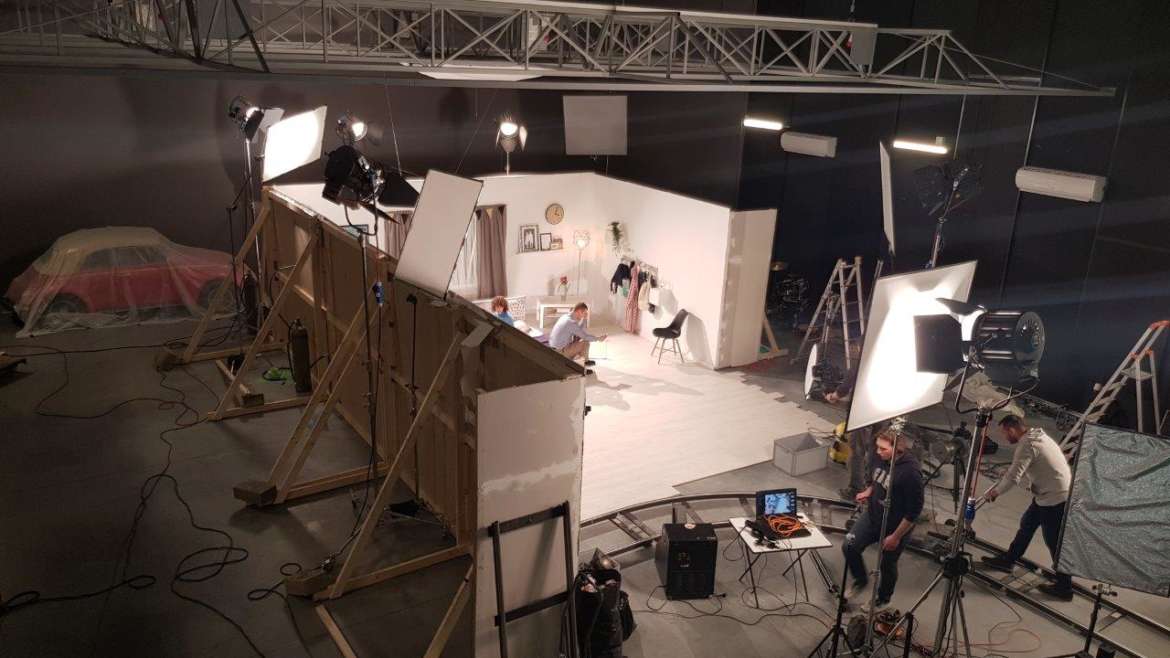 Czy warto realizować zdjęcia w hali filmowej?